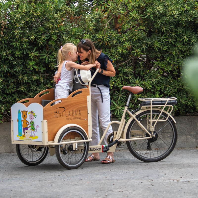 Bicicletta porta bambini all’hotel La Baia di Diano Marina