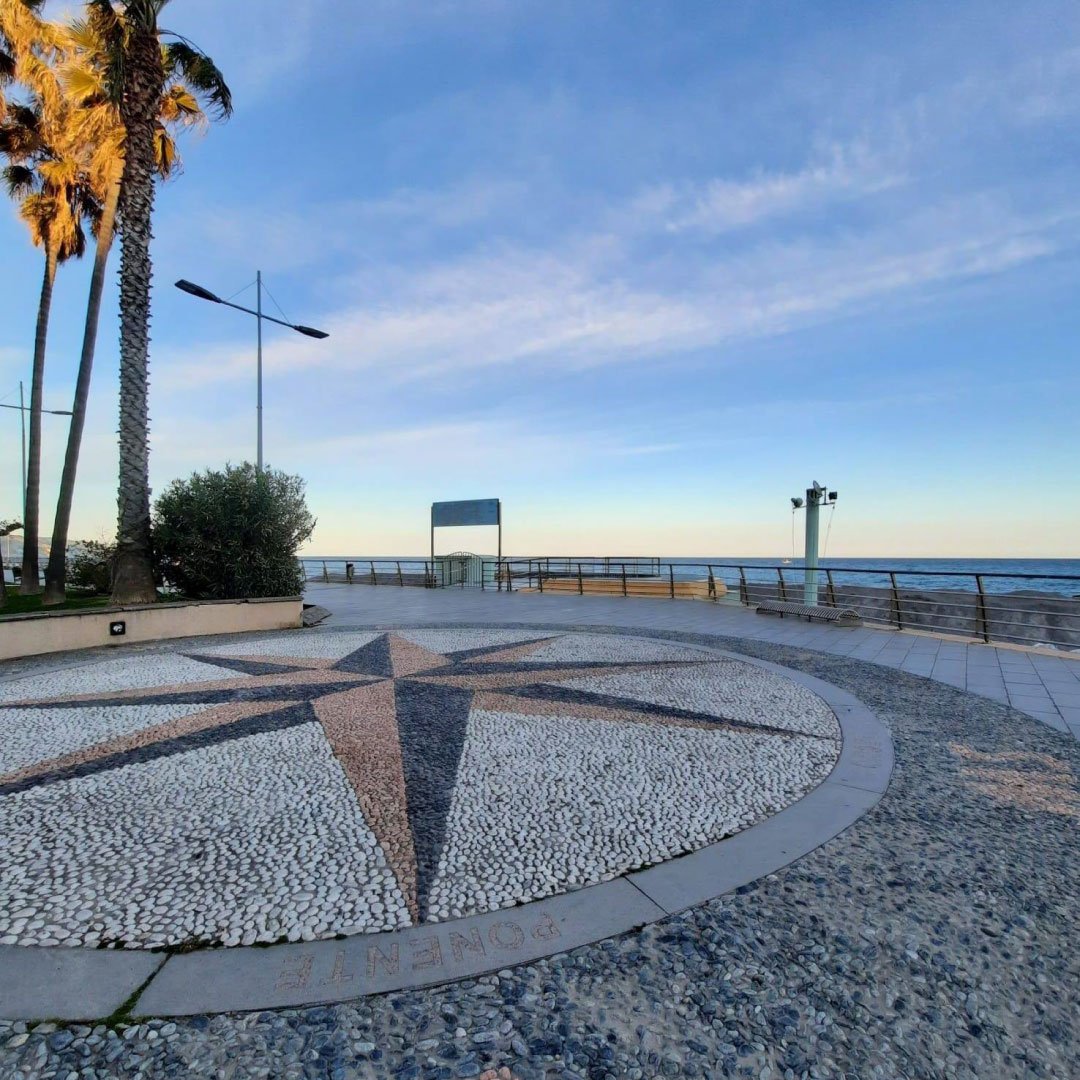 Il mosaico dela rosa dei venti sulla passeggiata a mare di Loano