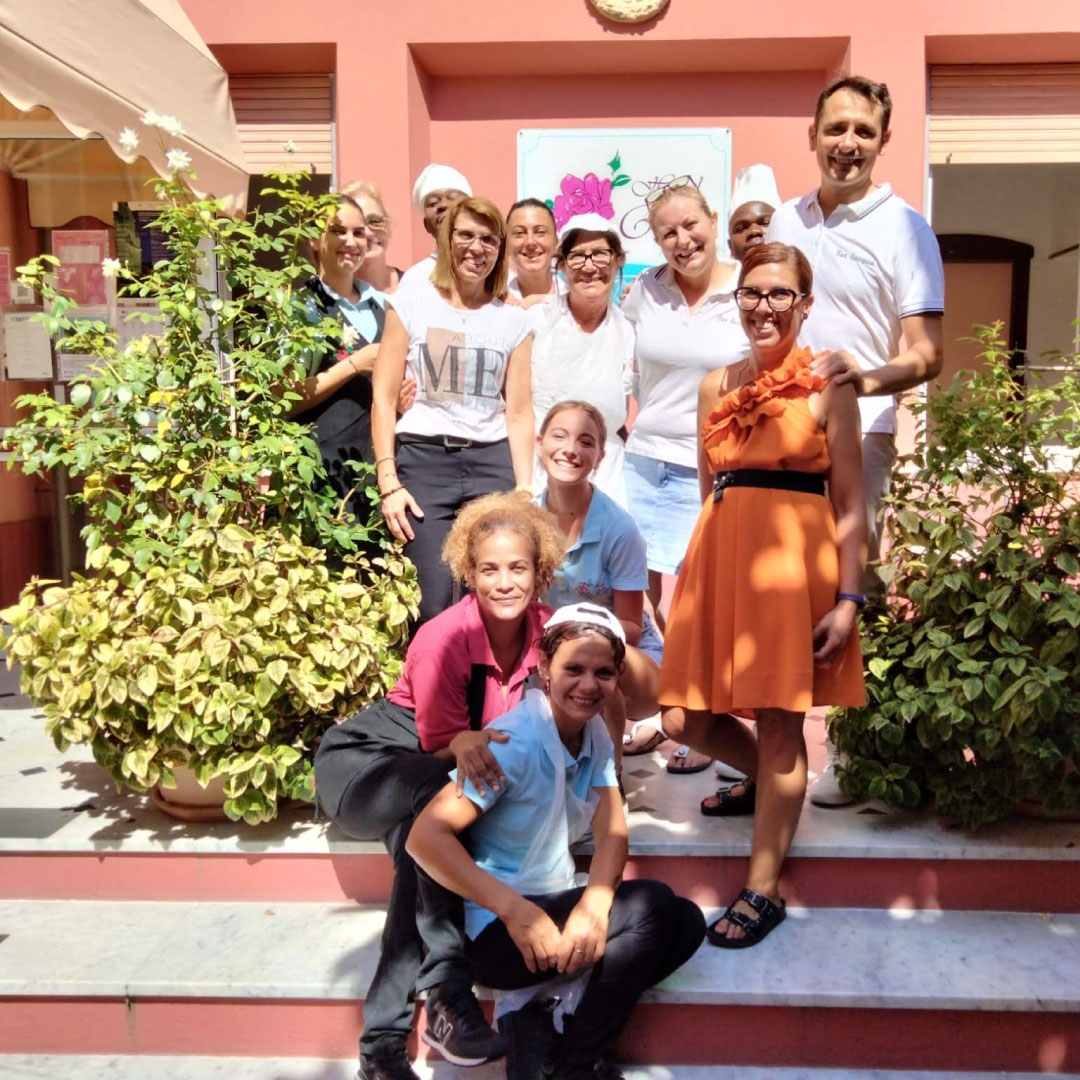 lo staff di hotel delle rose san bartolomeo al mare