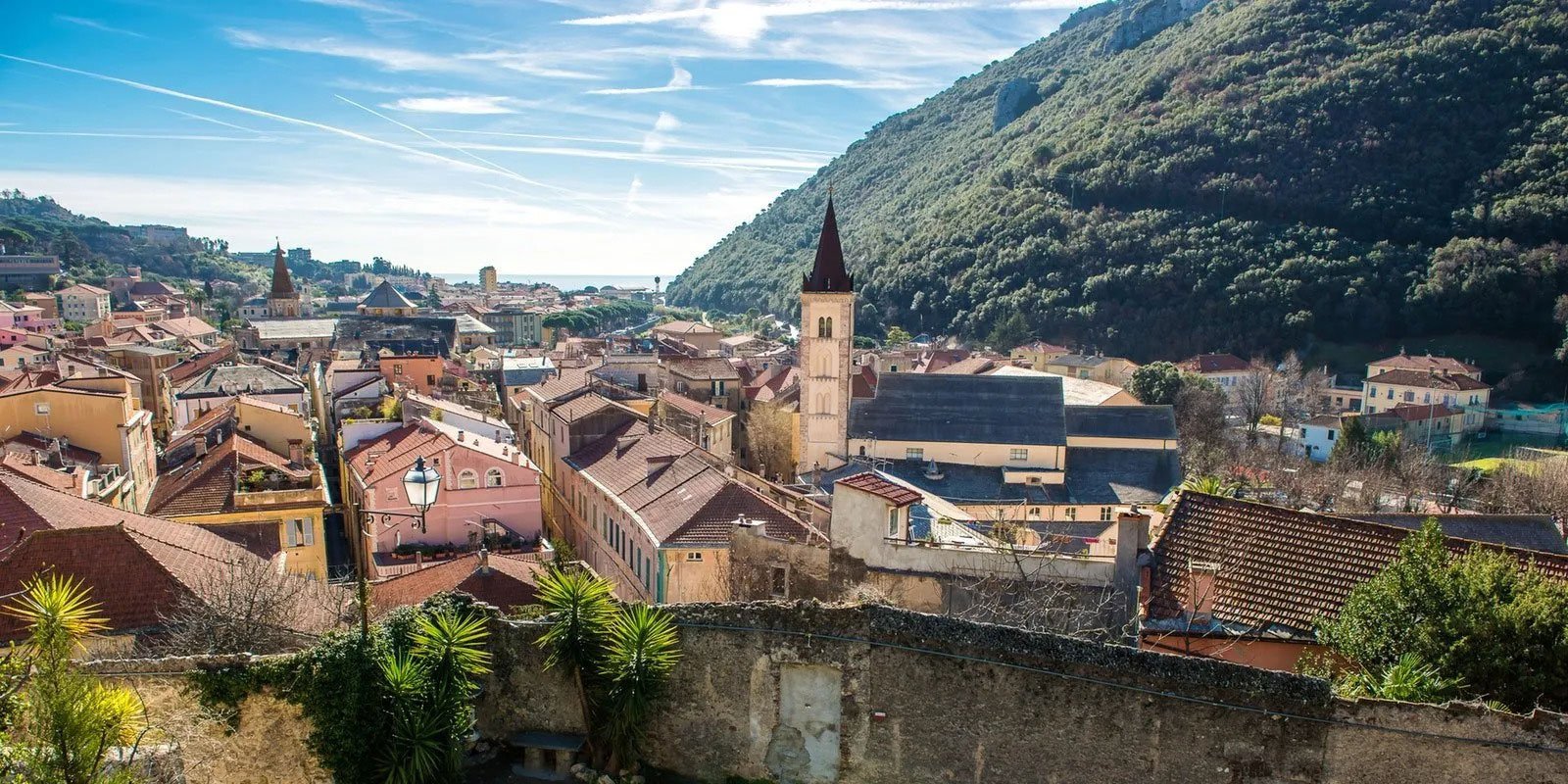 Finalborgo alle spalle di Finale Ligure
