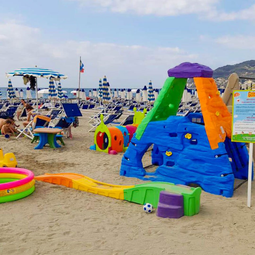 hotel splendid diano marina spiaggia privata con area giochi