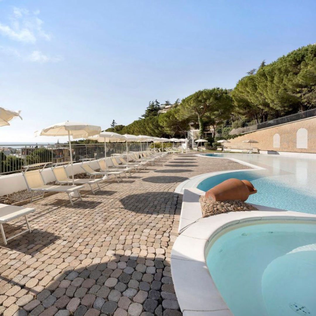 Piscina con Solarium Residence Modus Vivendi Sanremo